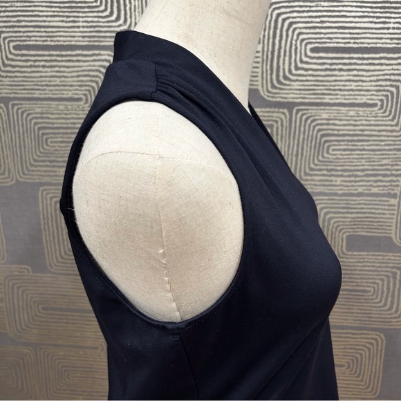 ELLIE KAI Sleeveless V-neck. - Picture 5 of 8